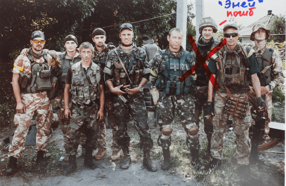 Тільки фото на пам'ять: створений найсильніший фотопроект про загиблих у війні на Донбасі героїв