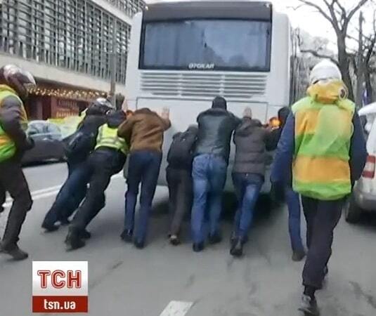 У Києві поліцейський врятував автобус, що заглух: відеофакт