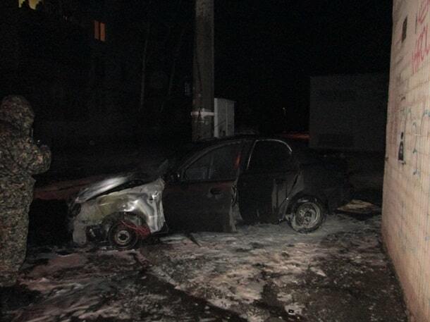 В Киеве во дворе дома сгорели два авто: фото с места событий