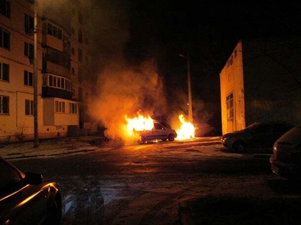 У Києві у дворі будинку згоріли два авто: фото з місця подій