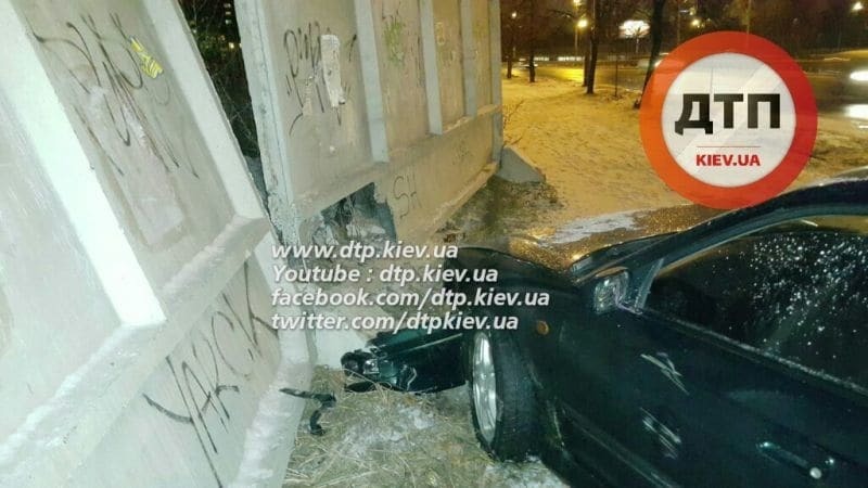 В Киеве нетрезвый экс-гаишник врезался в забор КПИ       
