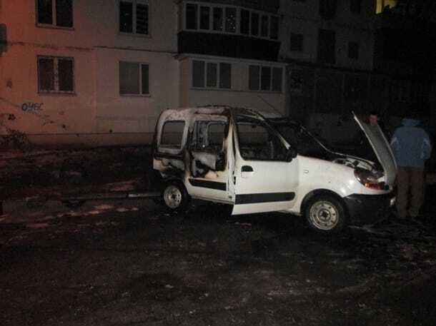 У Києві у дворі будинку згоріли два авто: фото з місця подій