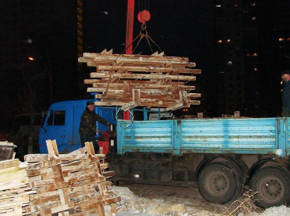 В Киеве на скандальной стройке повторно снесли забор