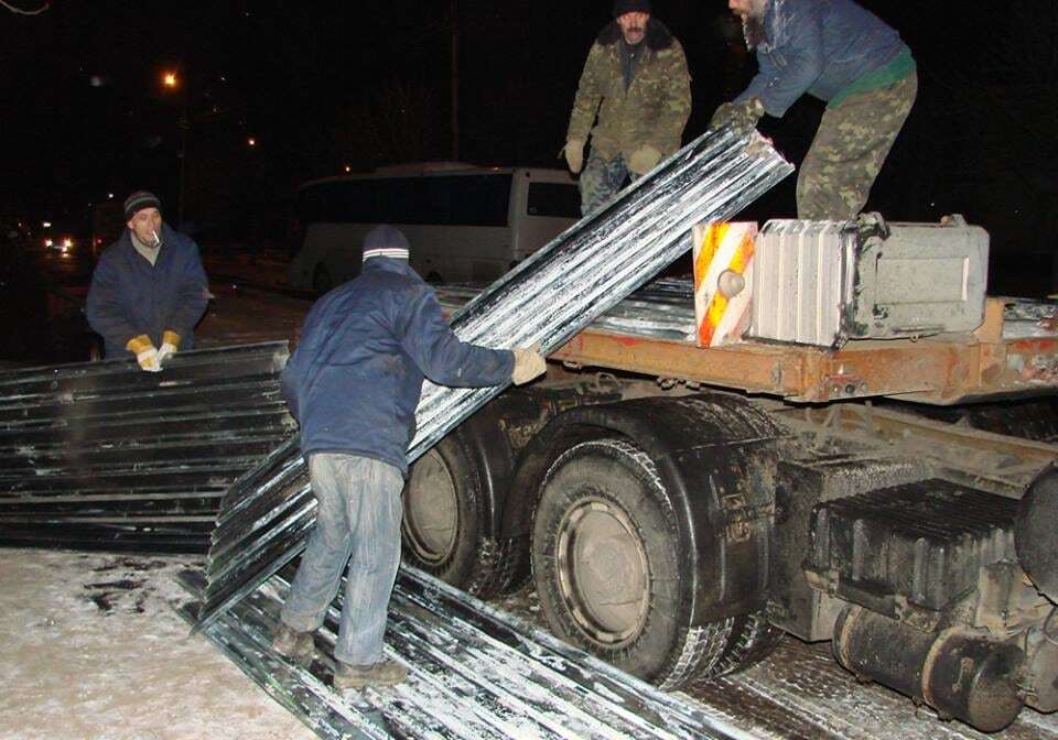 У Києві на скандальному будівництві повторно знесли паркан