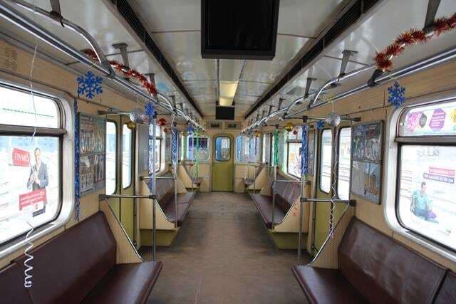 У київському метро пустили новорічний вагон: фотофакт