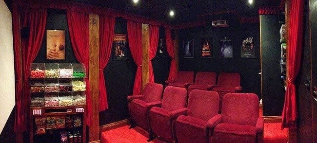 Хорошо придумал: парень сделал из сарая уютный мини-кинотеатр
