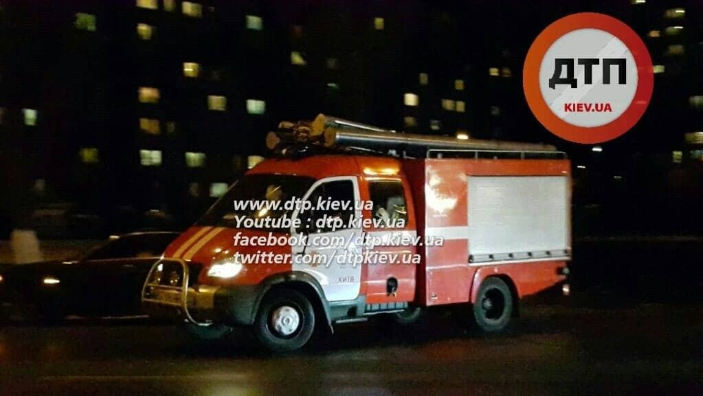 В Киеве произошло смертельное ДТП с пожаром: фото и видео с места трагедии