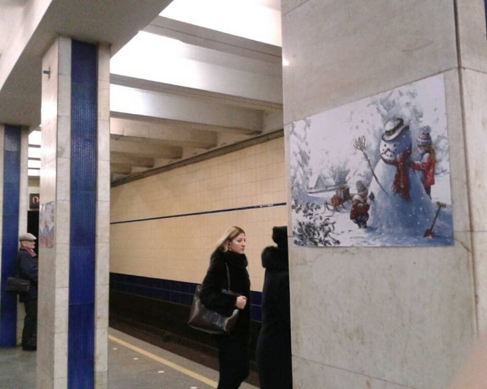Киевское метро украсили новогодними открытками: опубликованы фото