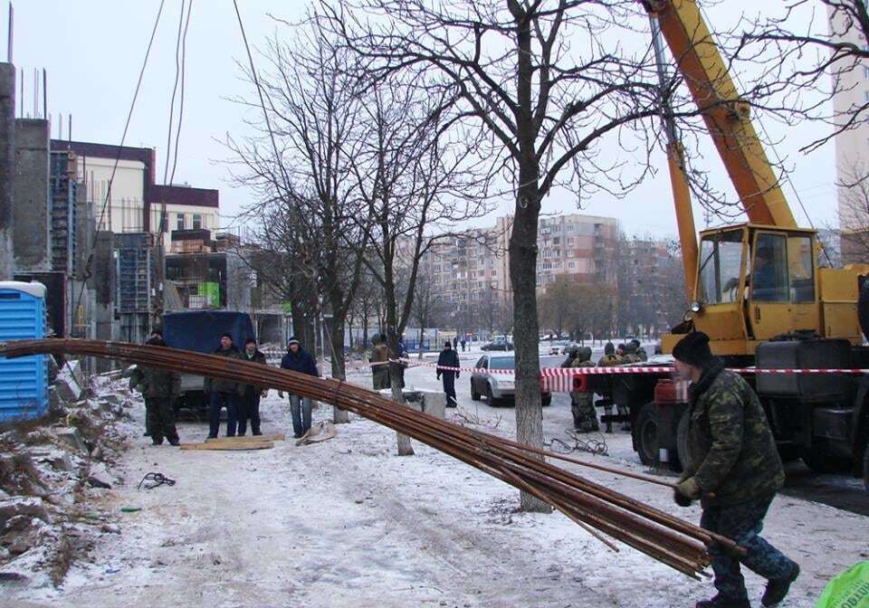 У Києві на скандальному будівництві повторно знесли паркан