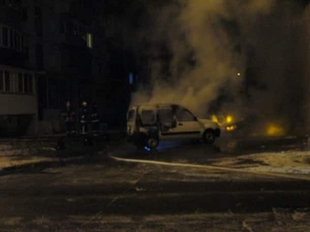В Киеве во дворе дома сгорели два авто: фото с места событий