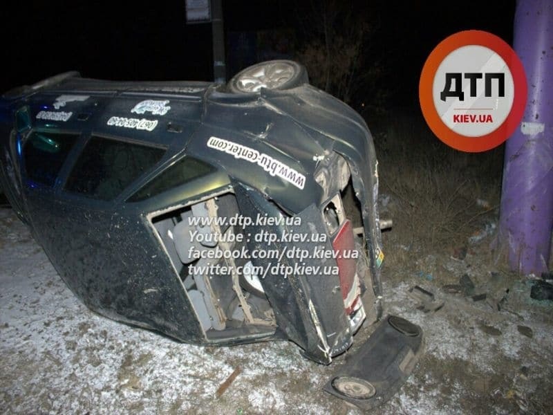 В Киеве на Окружной пьяный водитель "ВАЗ" врезался в столб