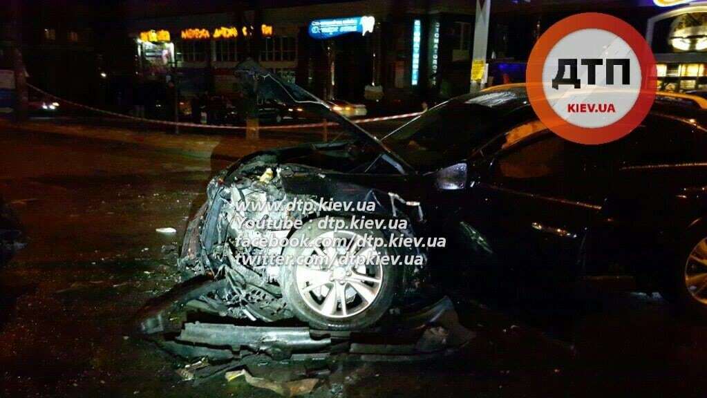 У Києві сталася смертельна ДТП з пожежею: фото і відео з місця трагедії