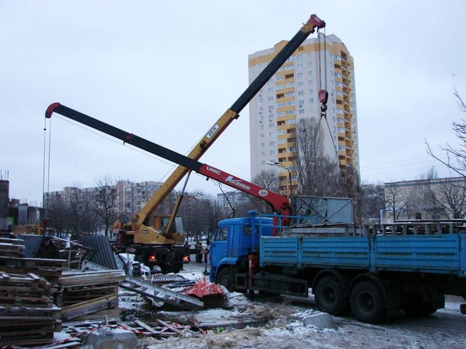 У Києві на скандальному будівництві повторно знесли паркан