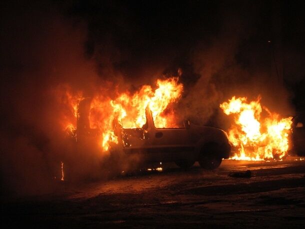 У Києві у дворі будинку згоріли два авто: фото з місця подій