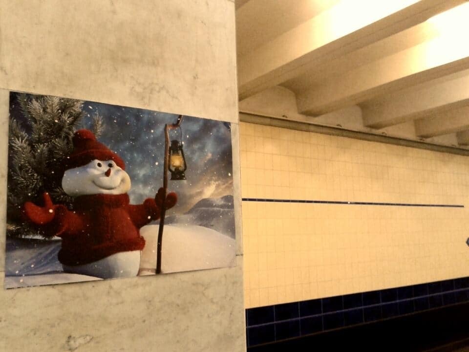 Київське метро прикрасили новорічними листівками: опубліковані фото