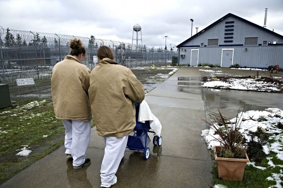Народжені за гратами: як стають батьками у в'язницях США