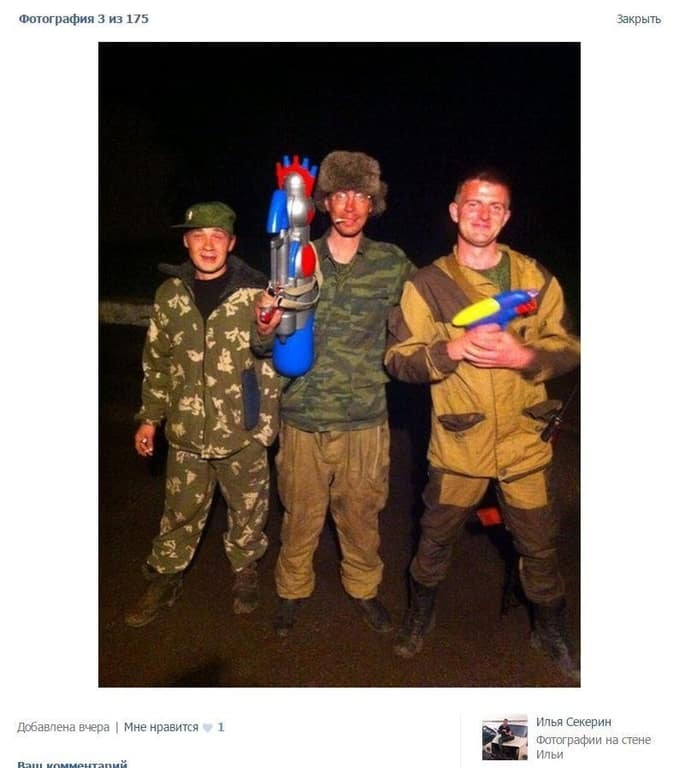 Волонтери опублікували топ-25 фото "придурків", які несуть "російський світ"