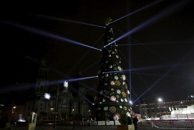 Стеклянная и со щупальцами: самые необычные новогодние елки в мире