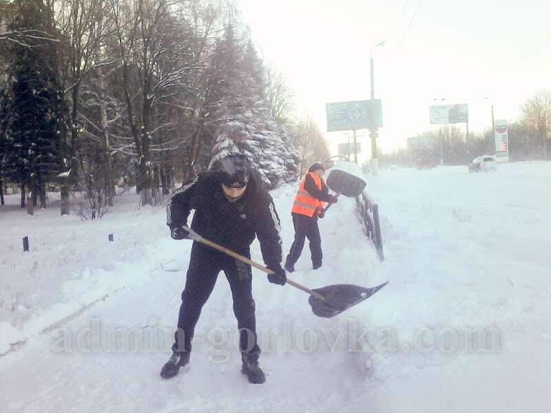 Горловские коммунальщики убрали выпавший снег еще в позапрошлом году: фотофакт