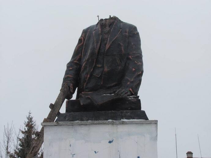 Обезголовили і знесли: на Харківщині позбулися чергового Леніна. Фотофакт