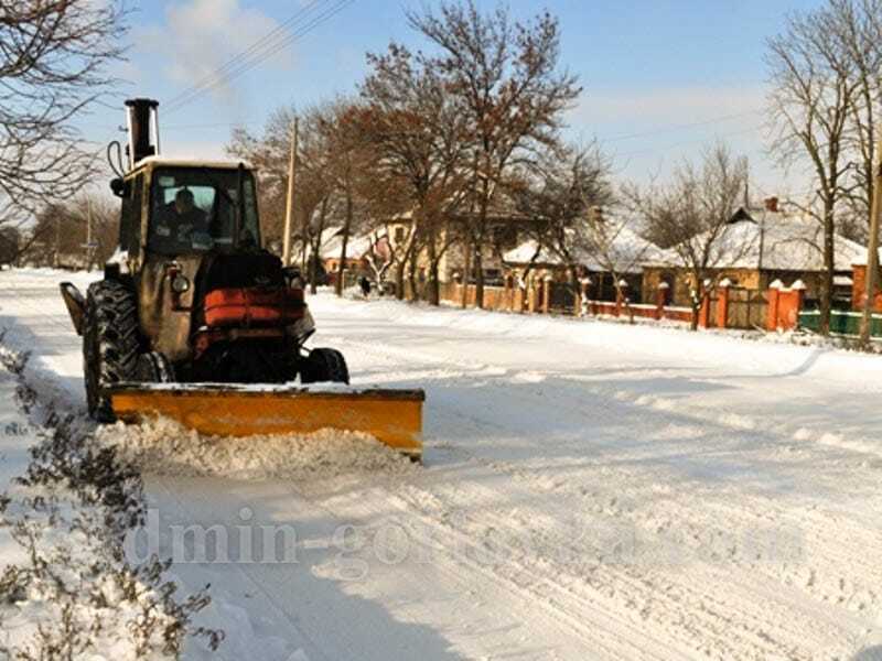 Горловские коммунальщики убрали выпавший снег еще в позапрошлом году: фотофакт