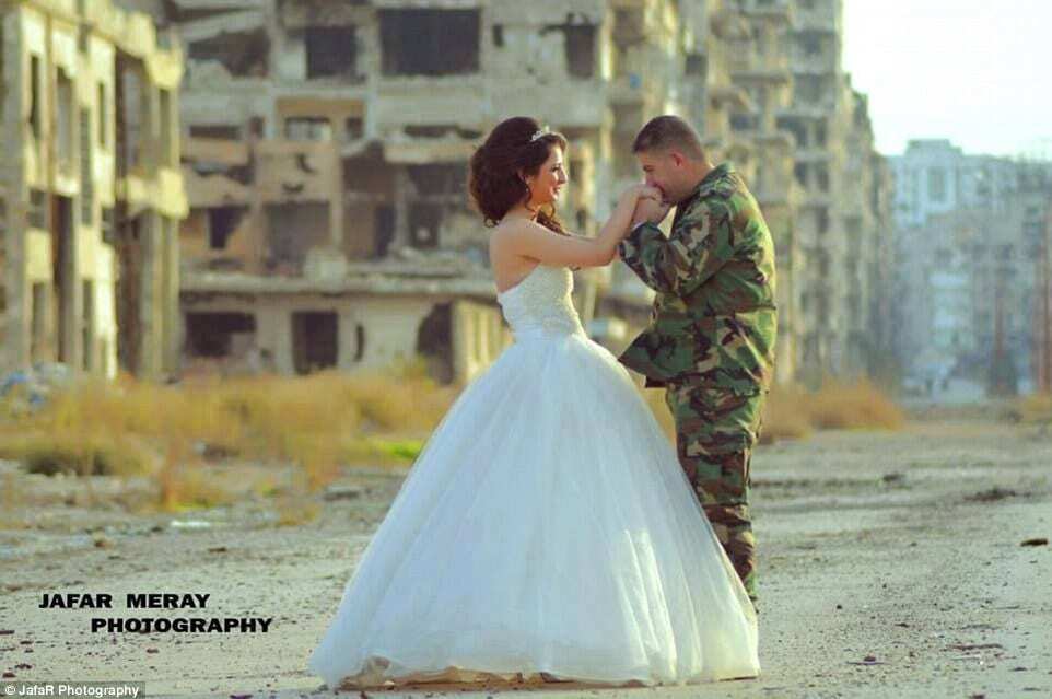 Щастя на руїнах: молодята вразили світ весільними фото в розореній Путіним Сирії
