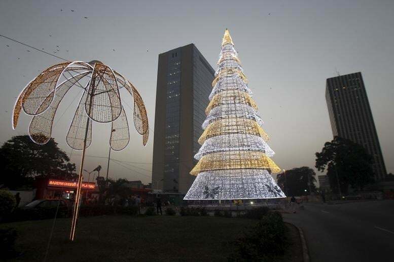 Стеклянная и со щупальцами: самые необычные новогодние елки в мире
