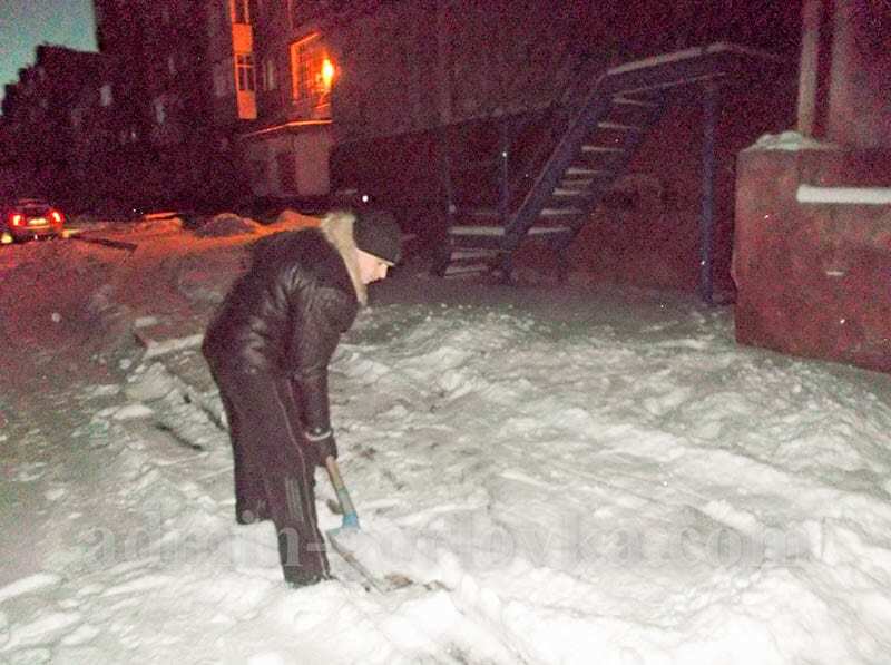 Горловские коммунальщики убрали выпавший снег еще в позапрошлом году: фотофакт