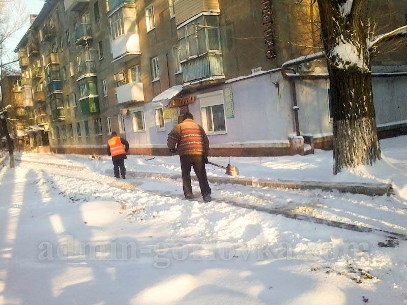 Горловские коммунальщики убрали выпавший снег еще в позапрошлом году: фотофакт