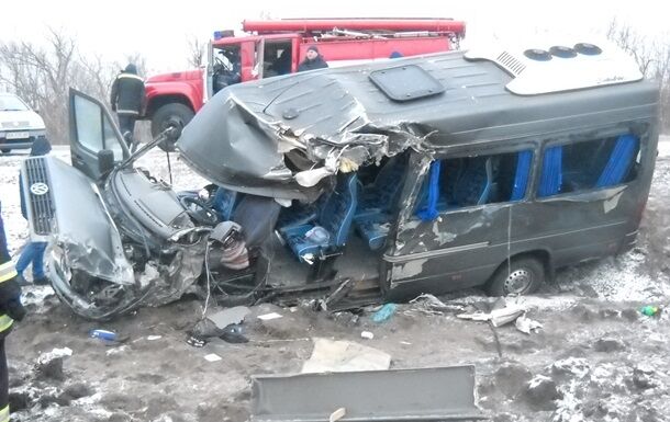 На Кировоградщине два автобуса врезались лоб в лоб: 10 пострадавших