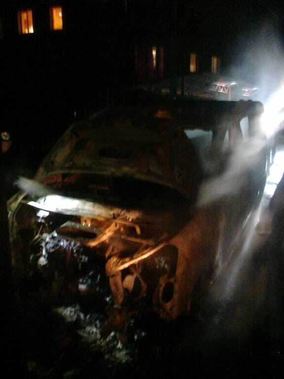 На Київщині згоріли два мікроавтобуси 