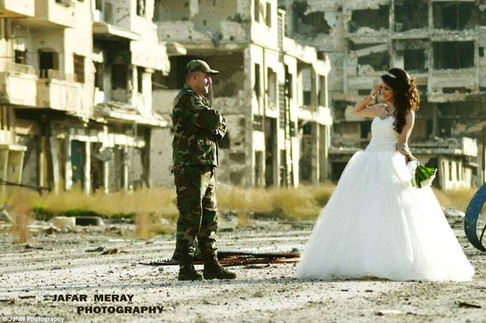 Щастя на руїнах: молодята вразили світ весільними фото в розореній Путіним Сирії