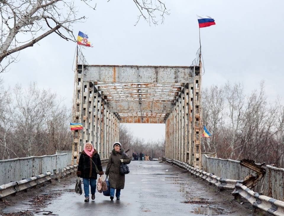 Не для слабаков: опубликованы фото жуткого пешеходного перехода в Станицу Луганскую
