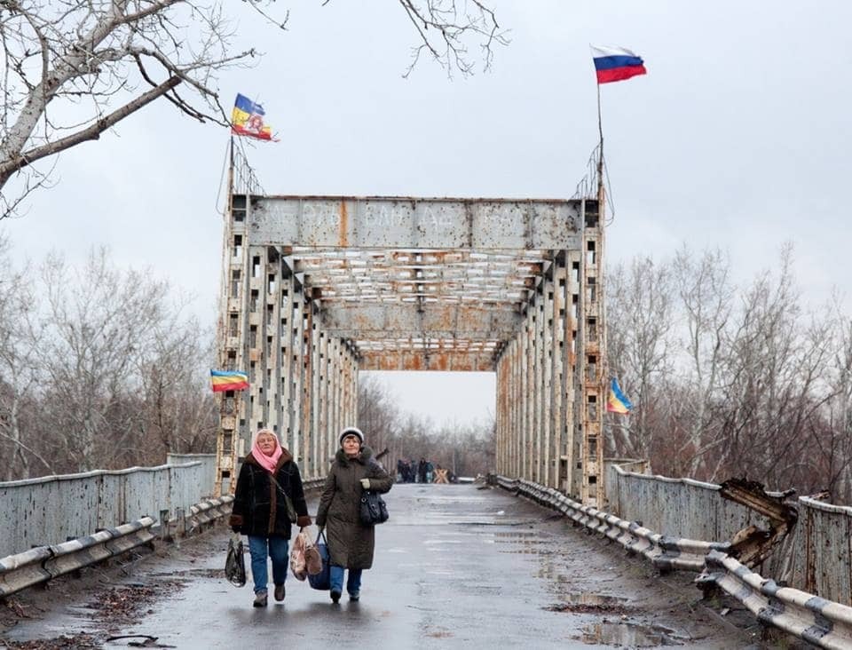 Не для слабаків: опубліковані фото моторошного пішохідного переходу у Станиці Луганській