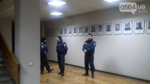 Активисты "взяли под охрану" мэрию Кривого Рога: опубликованы фото