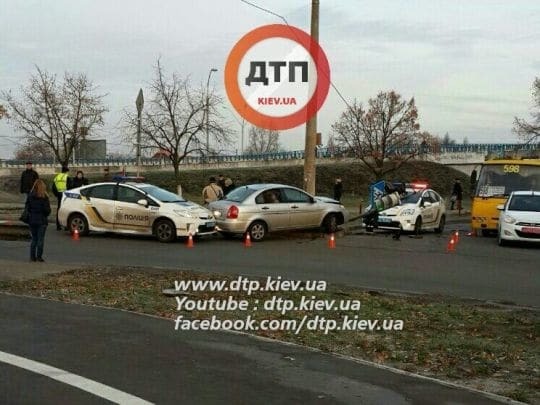 В Киеве водитель Hyundai убегал от полиции и сбил светофор