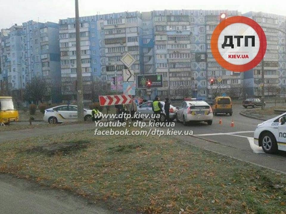 У Києві водій Hyundai тікав від поліції і збив світлофор