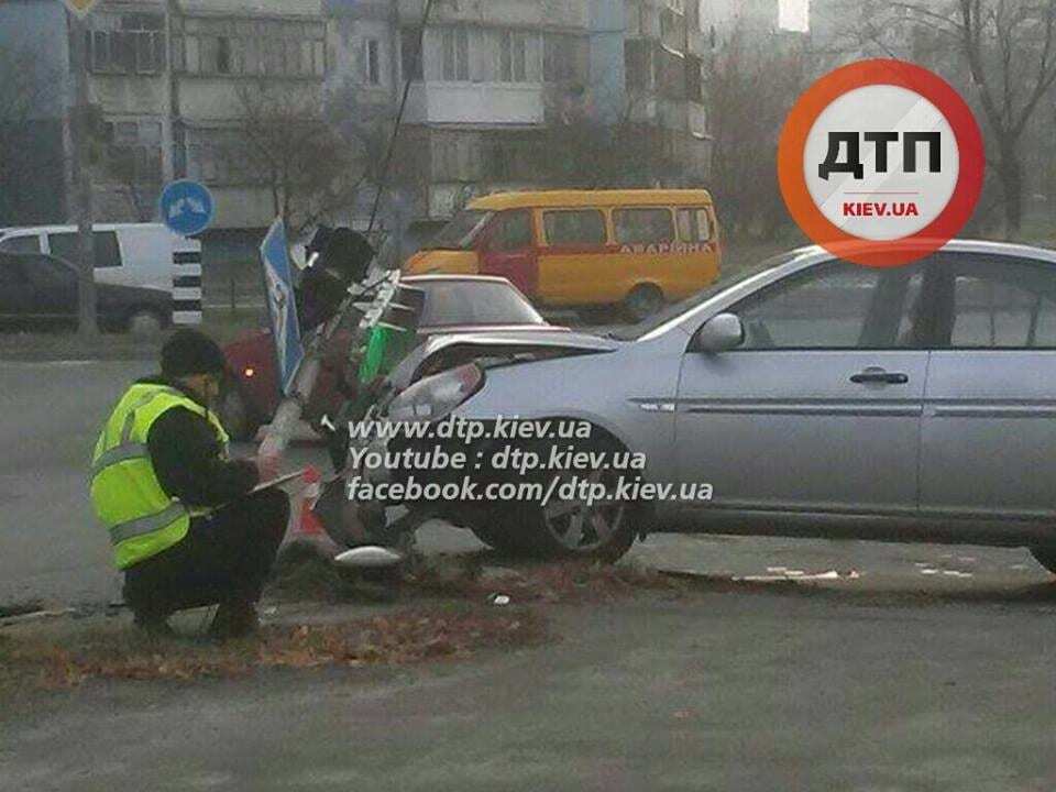 В Киеве водитель Hyundai убегал от полиции и сбил светофор