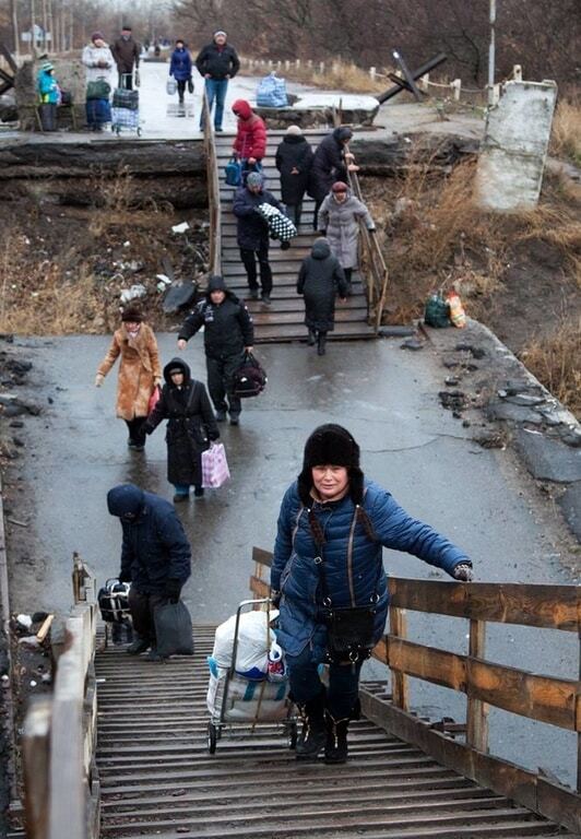 Не для слабаков: опубликованы фото жуткого пешеходного перехода в Станицу Луганскую