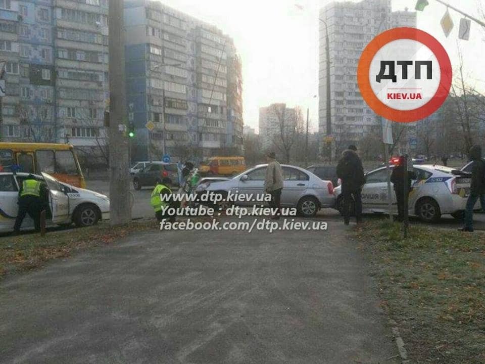 У Києві водій Hyundai тікав від поліції і збив світлофор