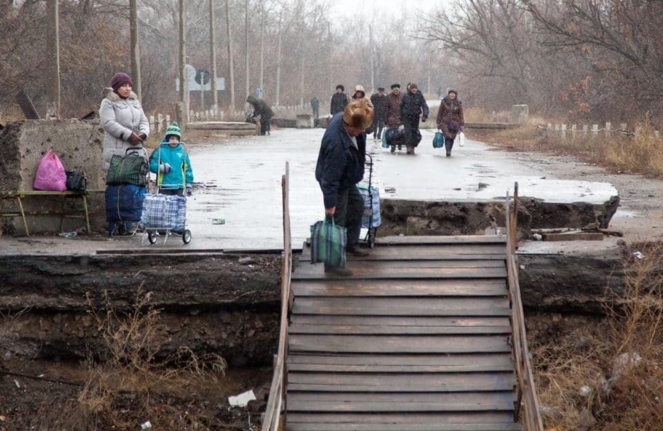 Не для слабаків: опубліковані фото моторошного пішохідного переходу у Станиці Луганській