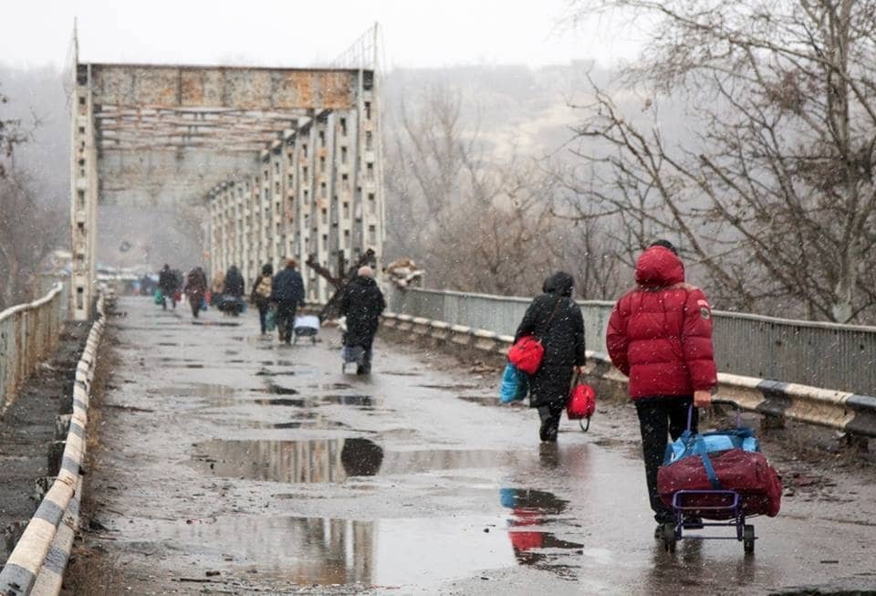 Не для слабаків: опубліковані фото моторошного пішохідного переходу у Станиці Луганській