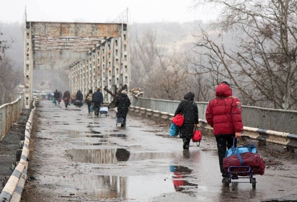 Не для слабаков: опубликованы фото жуткого пешеходного перехода в Станицу Луганскую