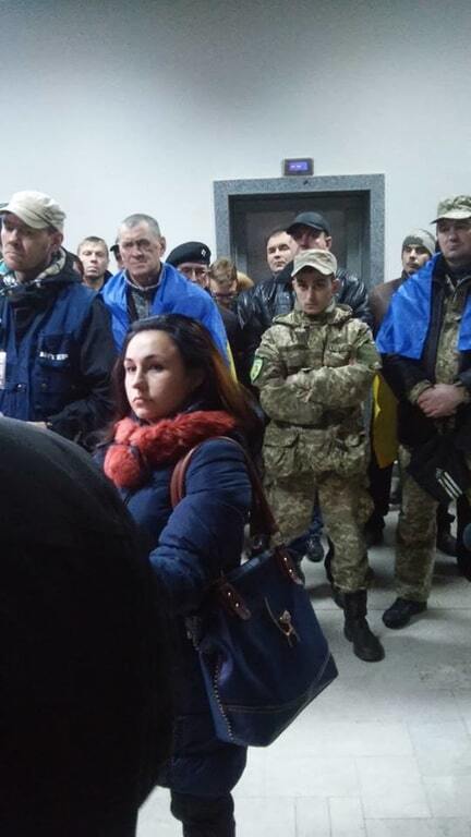 Активісти "взяли під охорону" мерію Кривого Рогу: опубліковані фото