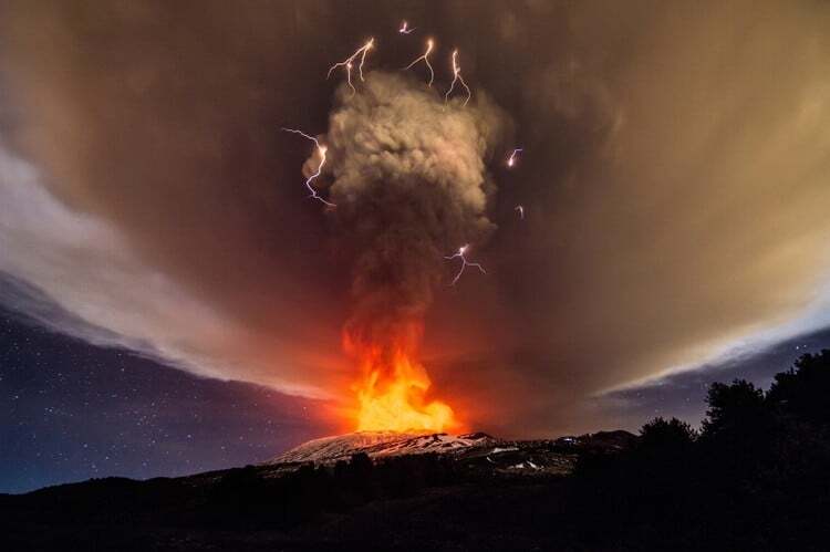 В Италии из-за извержения вулкана Этна закрыли авиаперелеты