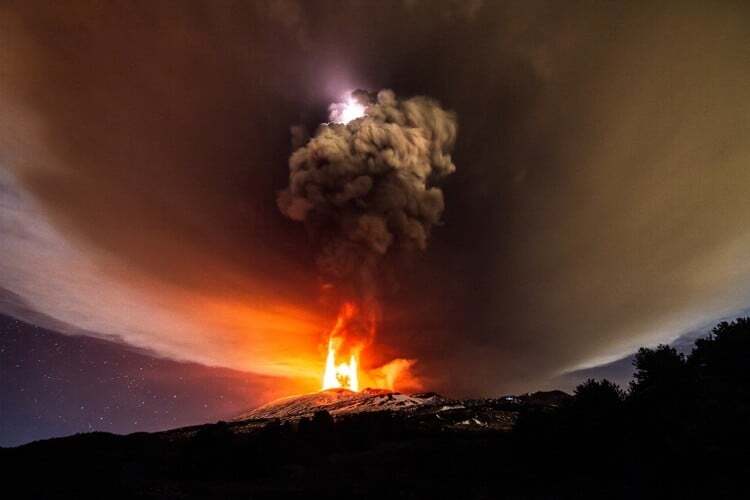 В Італії через виверження вулкана Етна закрили авіаперельоти