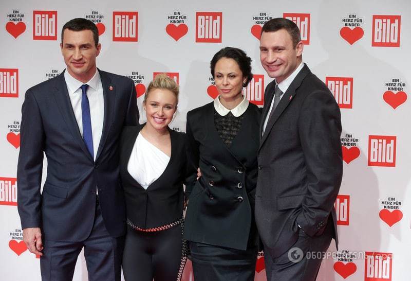 Владимир Кличко впервые появился на публике после поражения от Фьюри: фотофакт