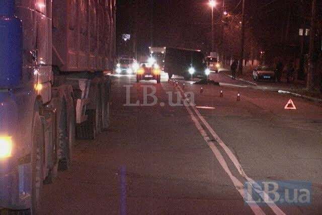 В Киеве авто переехало пешехода и скрылось: опубликованы фото