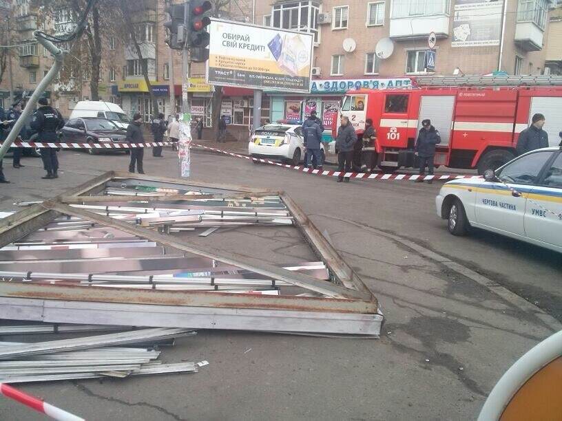 В Черкассах на головы людям рухнул билборд: семь пострадавших