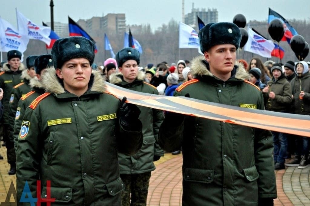 В Донецке согнали пять тысяч человек на "День георгиевской ленты"